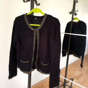 Stickad svart kofta - Svart stickad kofta med fickor guld detaljer