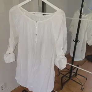 Lång vit skjorta vikbara ärmar