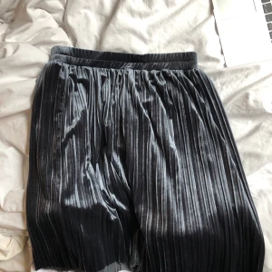 Kjol från ICHI strl xs - Jättesöt sammetskjol från ICHI. Blå/grå. Otroligt söt kjol men kommer inte till användning. Använd endast 2 gånger. Skriv för fler bilder!