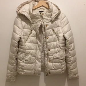 Zara vinter jacka - Benvit vinter jacka från Zara. Köpt för några år sedan. Repor på knappar, annars i fin skick. 