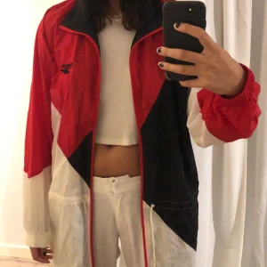 Reebok jacka - Jätte cool Reebok jacka, köpt på second hand! 💖 använd ett fåtal gånger. Köparen står för frakt!