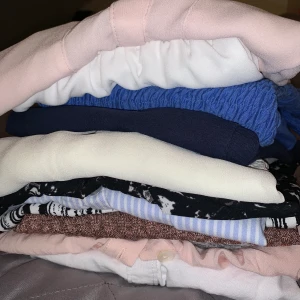 Loppis  toppar & blusar, 300 kr för allt eller 35 kr/styck  - En blandad kompott av sommar/vår toppar som passar perfekt för både skola och jobb. Det är toppar i storlek 34-36 och är i mycket fint skick. Fynda att köpa alla 11 plagg för 300 kr eller om du vill köra några enstaka för 40 kr/st. Jag är flexibel att mötas upp eller frakta, jag kommer dra av fraktpriset som jag själv betalar.