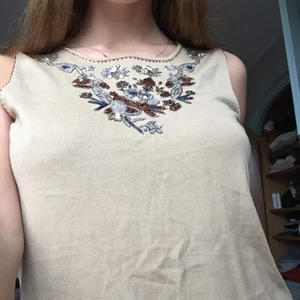 Vintage linne - Skönt linne med vackra broderidetaljer. Köpt på loppis i mariatorget. Passar inte riktigt mina färger men kommer garanterat passa dig <33