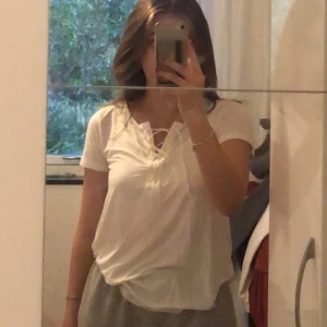 Vit hollistertröja - Vit löst sittande hollistertröja med korsning i fram, jätte skönt material!🌟 Betalning sker via swish(köparen står för eventuell frakt, eller mötas upp!)💞💞