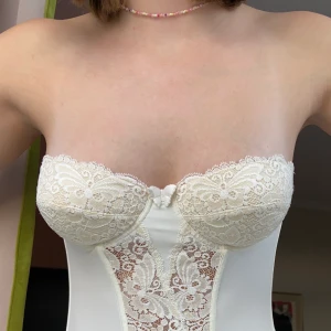 Fransk vintage korsett🧚‍♀️ - Högsta bud: 540kr! MÅNGA INTRESSERADE, KOM MED BUD❤️ Världens finaste franska korsett, köpt på vintage butik i Köpenhamn🧚‍♀️ ÄLSKAR denna, men den visade sig tyvärr vara för liten i brösten på mig. Uppskattas passa storlek S-liten M, A-B kupa. Vintage skick (+ har en liten fläck på insidan som syns igenom lite på utsidan och möjligtvis går bort i tvätten, skriv för bild!) 🌸 Frakt 44kr!