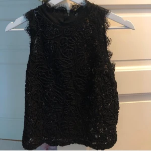 Spets linne från Zara!  - Oanvänt och snyggt! Storlek S. Skriv för fler bilder💓