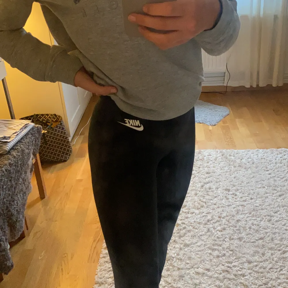 Snygga och sköna tights från nike, säljer för att de inte kommer till användning 💕. Jeans & Byxor.