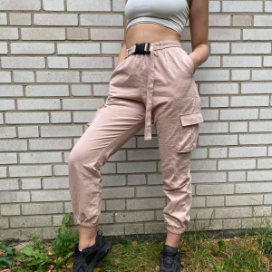 Byxor från pretty little thing  - Cargopants med bälte från pretty little thing. Storlek 40, passar M/S. Använda 1 gång. Pris kan diskuteras. 