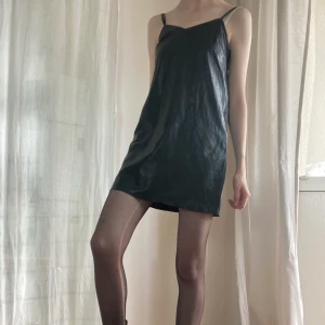 Slip dress i skinnimitation  - Supercool slip dress i skinnimitation från Monki. Storlek S