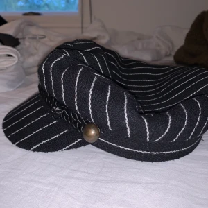 Fisherman hatt från Missguided! - Snygg och trendig keps. Svart med vita stripes och guld detaljer. Snygg och skön passform. I bra skick då den är knappt använd. 62 kr inkluderad frakt.