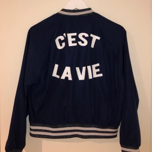 Marinblå bomberjacka  - En snygg och unik bomberjacka med tryck på ryggen, I strlk S. Använd Max 3 gånger så är i bra skick!💕köparen står för frakt!☺️