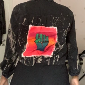 Boston cropped Jean jacket  - En croppad tunn jeansjacka/skjorta som jag målat på baksidan! Frakten kostar 60kr men kan även mötas upp i Stockholm 