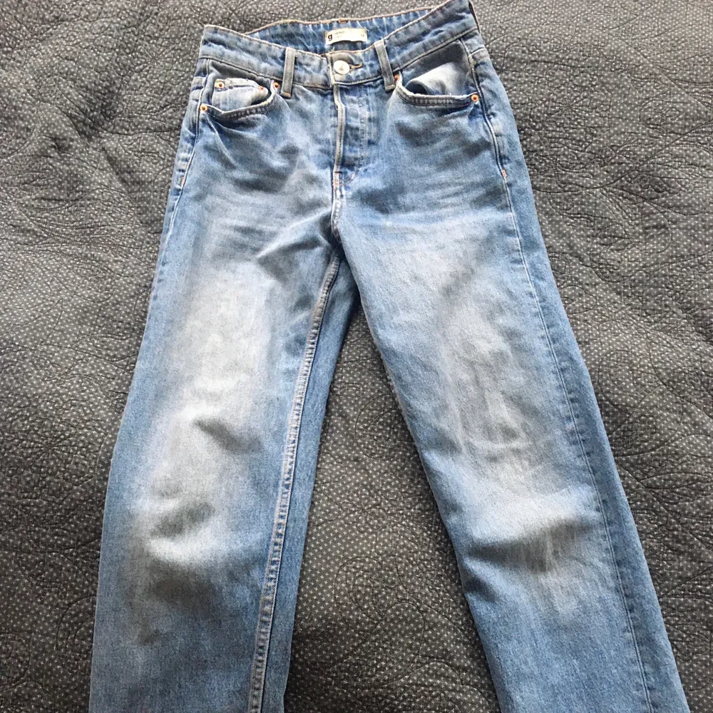 Snygga och trendiga jeans från Gina Tricot i strl 34, W. 24 och regular length👖 Använda ett fåtal gånger men är i superbra skick🥰 . Jeans & Byxor.