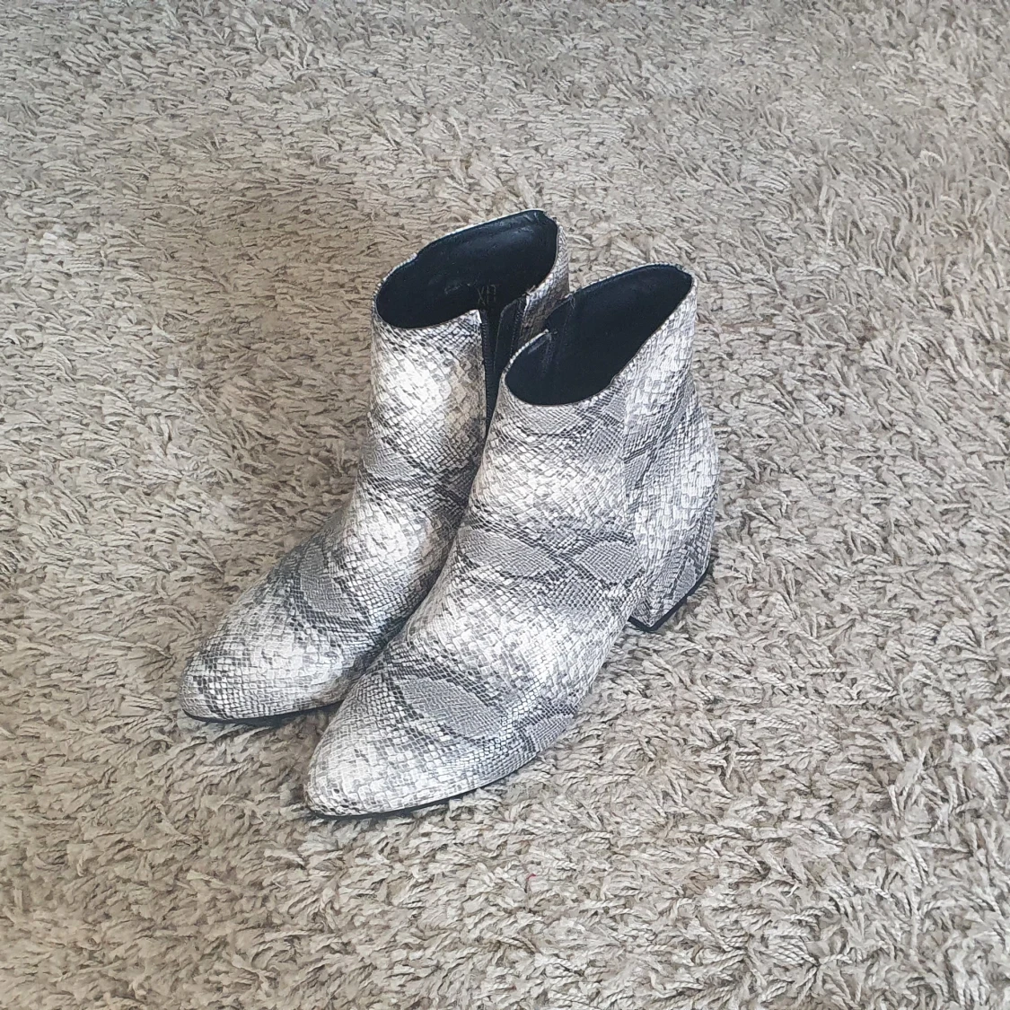 boots med ormskinnsmönster - 90