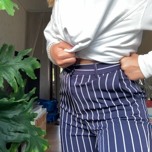 Randiga kostymbyxor - Säljer dessa kostymbyxor från na-kod, budgivning sker i kommentarerna🥰 startbud: 100+frakt, kan även mötas