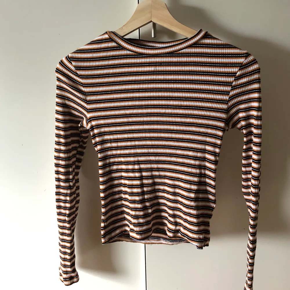 En randig tröja med långa ärmar från HM. Orange/vit/svart. Knappt använd. Storlek S 🥰. Toppar.