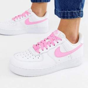 Jag säljer nu mina Nike Air force 1 med rosa märke !! Jag har bytt skosnören från de rosa till vita, har dock kvar de rosa ifall de hellre skulle önskas💖HÖR AV DIG VID INTRESSE!! Kan sänka priset vid snabb affär!!små defekter