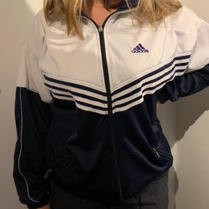 Adidas kofta  - Skit snygg adidaskofta i storlek XL. 
