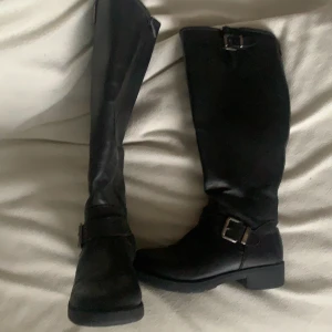 Höga boots - Höga svarta boots. Nästintill oanvända. 