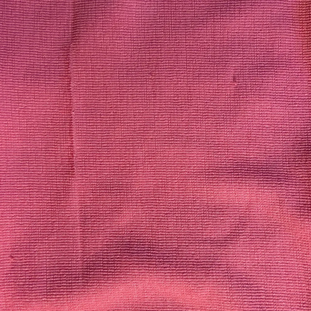 Litet linne från Zara i världens finaste rosa! Bara använt någon gång och säljer billigt pga liten rispa i tyget (bild 3). Bilderna gör inte färgen rättvisa, skulle beskriva den som med elektrisk irl. . Toppar.