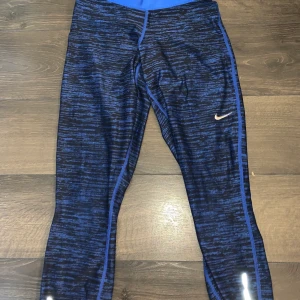 Träningstights från Nike storlek S - Fina Nike tights som går under knäna! Superfina och nästan aldrig använda