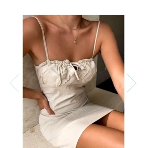 Söt klänning - Supergullig beige klänning från shekou som jag köpte för 211 kr+tullavgift. 150 kr plus frakt eller vid många intresserade budgivning 💓💓