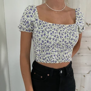 Fin blommig topp - Jätte fin sommar topp från Urban Outfitters som enbart är använd en enstaka gång. Säljer eftersom detta inte riktigt är min stil och därför inte kommer till användning. Bra skick och fin kvalitet. Nypris 450, frakt ingår 💖