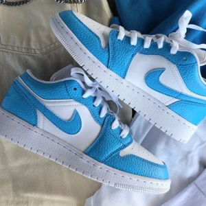 Nike air Jordan 1 low - Helt oanvända, säljes pga för små för mig..