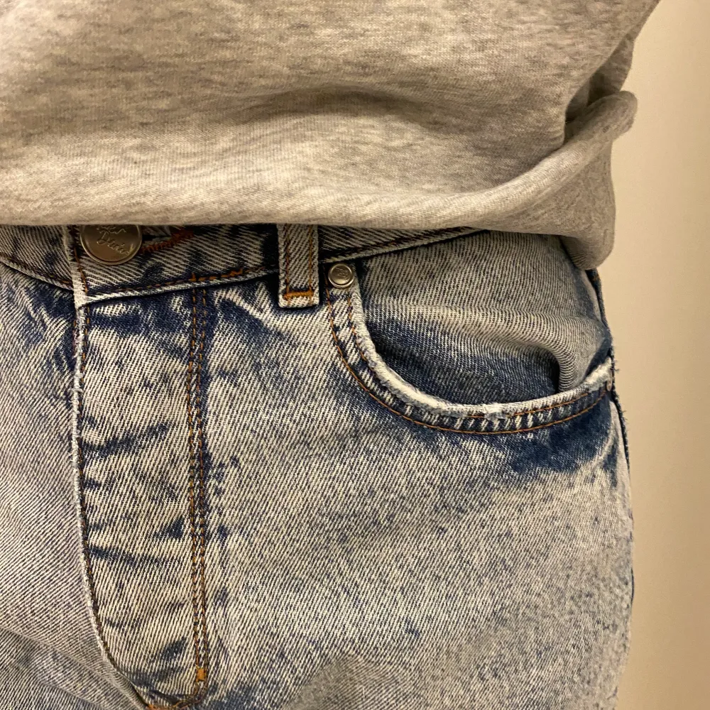 Jag säljer dessa jeans från bikbok som tyvärr blivit för små. Dom är använda ett fåtal gånger och är i bra skick😊 hör av dig om du vill se fler bilder eller är intresserad💕 frakten ingår ej i priset . Jeans & Byxor.