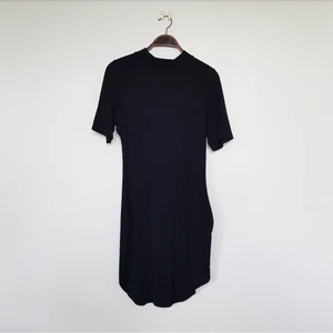 Svart poloklänning  - Svart poloklänning från Missguided. Står ingen storlek men skulle säga M Eller L. Använd fåtal gånger. Köpt för 200kr och säljs gör 100kr. Finns att hämta i Fruängen men kan även mötas upp i Stockholm. Ska den skickas så står köparen för frakt💫