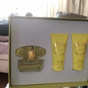 Versace parfym - Versace fparfym från kicks 50 ml testat kanske 3 sprut bar a, medföljande bodylotion och showergel är oöppnat 