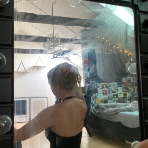 Croppad Halterneck från Urban Outfitters - 🤍 ribbad halternecktopp från märket Urban Outfitters i färgen svart. storlek XS. 🤍