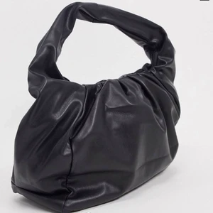 Rushad puffig väska - Använt fåtal gånger så gott som ny! Rymlig och höstens trend!