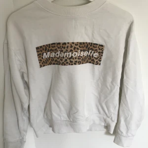 Tröja  - Vit tröja med tryck från Gina tricot, nästan aldrig använd