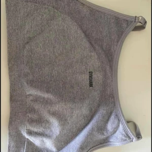 Gymshark sportbh grå - Gymshark  grå sportbh.  Storlek M  Använd några få gånger. 