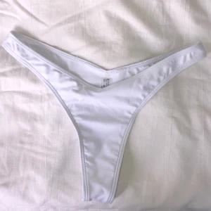 Vit bikini trosa - Säljer denna vita bikini underdelen, pris 50kr + frakt ✨💕🦋 skriv för fler bilder! (Bikini är oandvänd, endast testad)