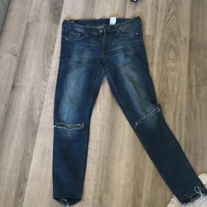  - Säljer ett par jeans från HM med hål vid knäna. Storlek 28 i midjan. 