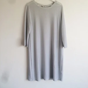  - Glittrig klänning från monki