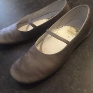 Italian leather shoes size 34 for girls. Rarelly used. Brand Gallucci.