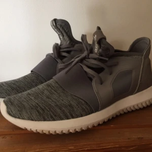  - Adidas Tubular Sneakers grey. Använda en gång och köpta i London. Storlek 41.