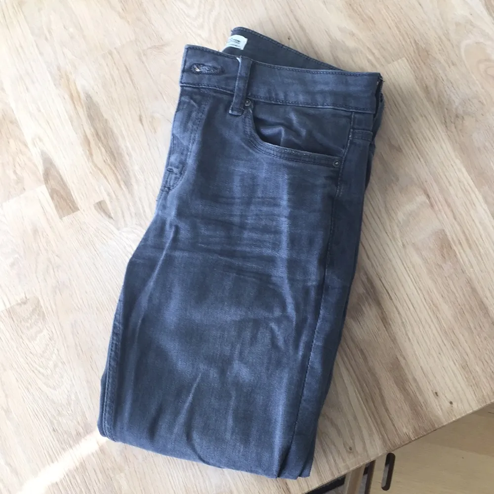 Grå jeans från Zara i storlek 34. . Jeans & Byxor.
