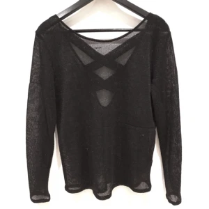  - Tunn finstickad tröja i glittrigt tyg. Kan skicka fler bilder och info om så önskas!