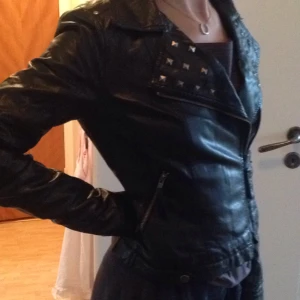  - Skinnjacka (fejkskinn) från Vero Moda med nitar. Helt ny!