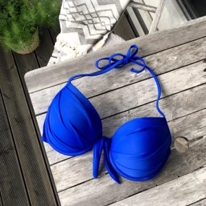  - Push-up halterneck bikini i havsblått. Använd max 5 gånger. Storlek L men är själv en XS/S och den passar mig bra eftersom man knyter den så det går att justera storleken själv. Kupan skulle jag säga är nånstans mellan B-D. Köpare står för eventuell frakt. 