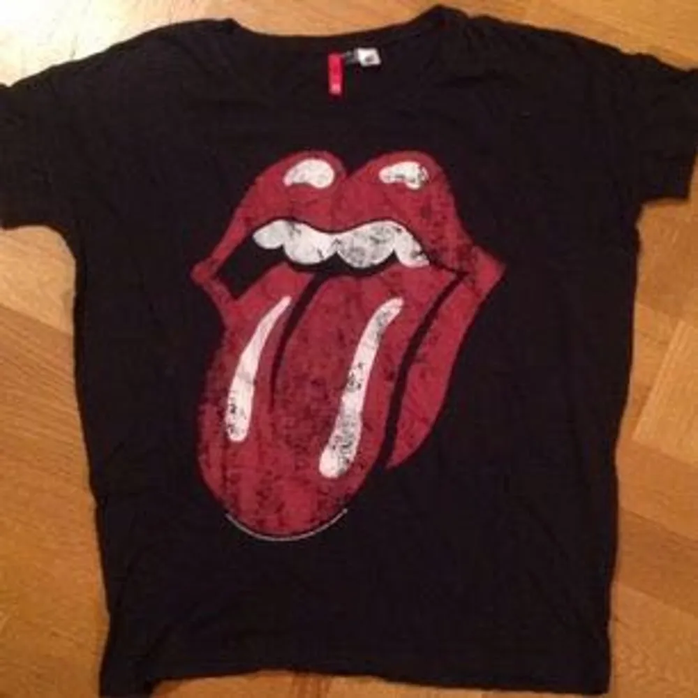 Rolling Stones t-shirt! Strl. 36 men oversize så passar small till large beroende på hur en vill att passformen ska vara. Nyskick!. T-shirts.