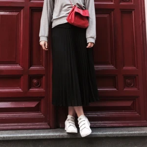  - Helt underbar plisserad svart kjol från H&M! Har bara används några få gånger tyvärr... supersnygg! Inköpt på H&M våren 2017. 