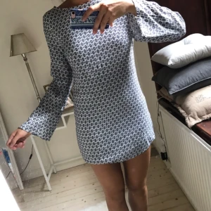  - Härlig långärmad klänning med djup rygg. Frakt 28 kr