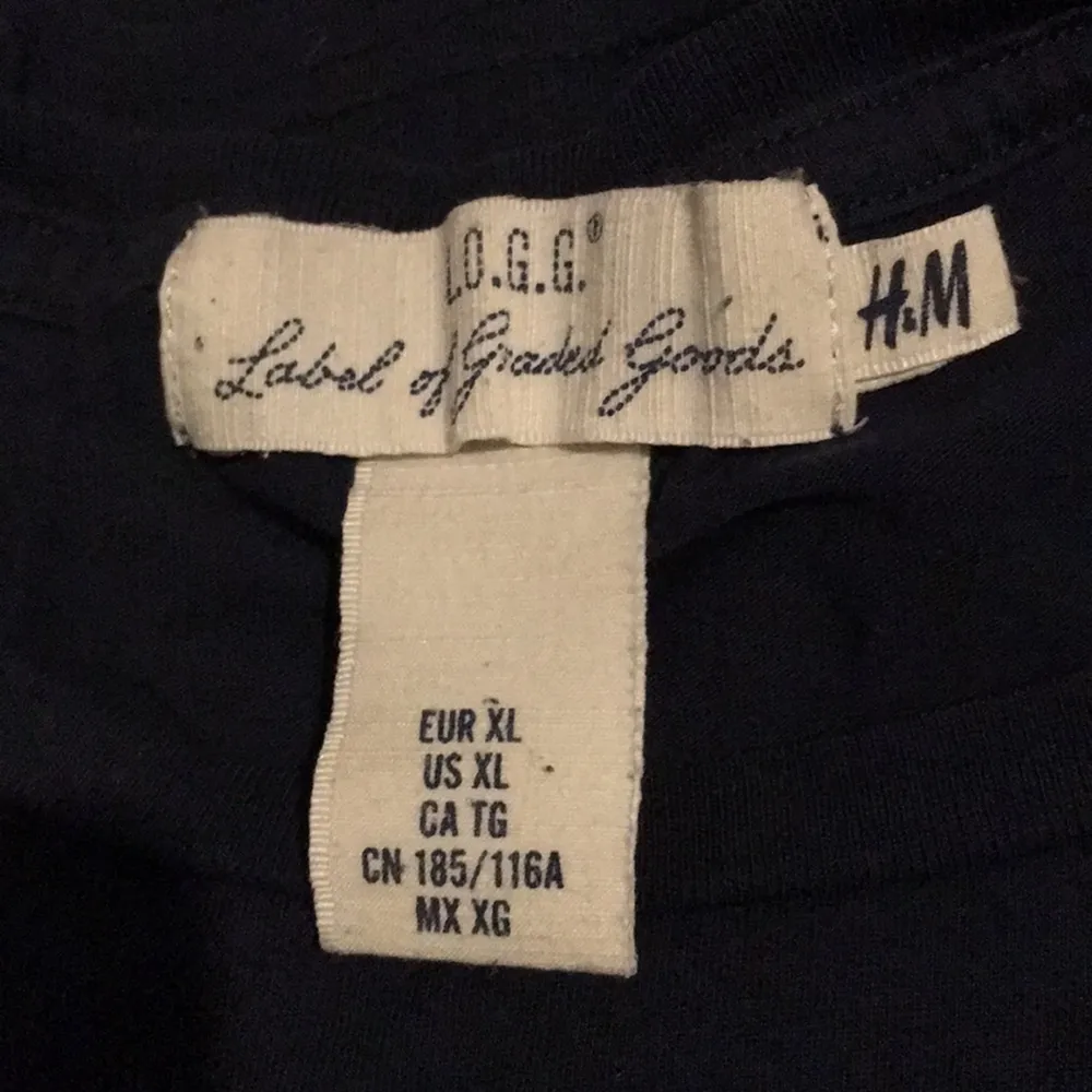 Superfin tröja från H&M, knappt använd! Den är i jättefint skick och trycket är inte alls slitet! Köparen står för frakten, kan också mötas upp runt helsingborgsområdet :-)). T-shirts.