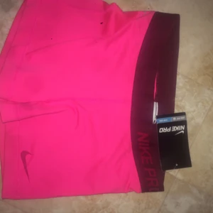  - Ett par helt oanvända träningsshorts med prislappen kvar från Nike, modellen heter Pro. 