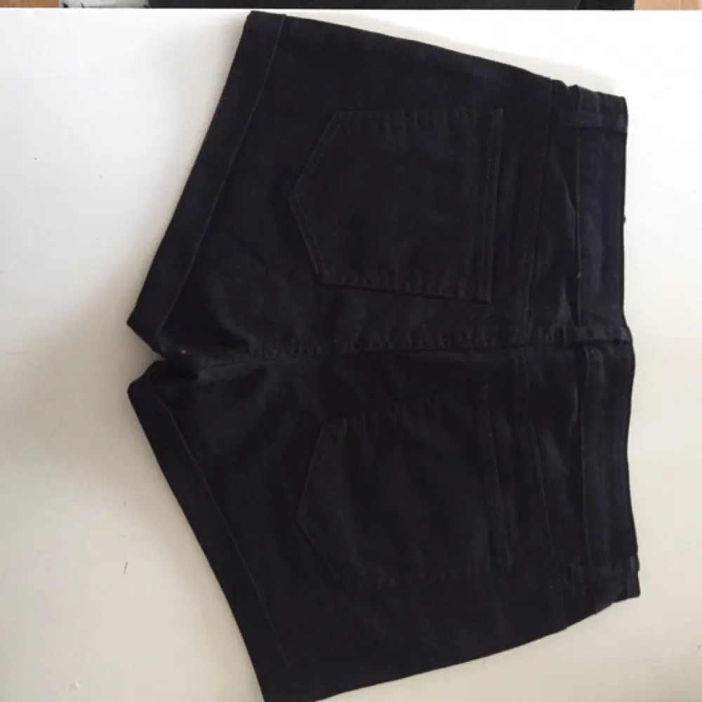 Svarta tajta shorts från H&M. Shorts.